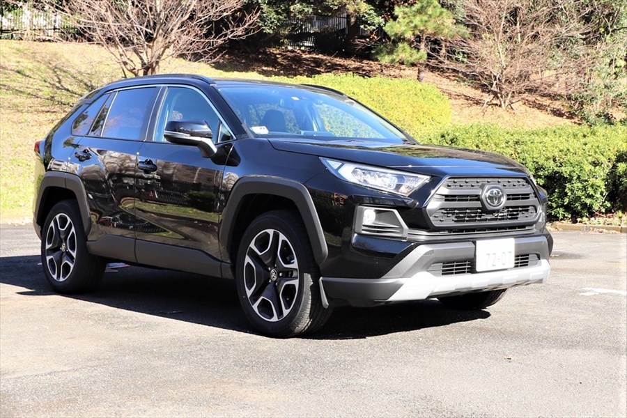 こちらが「RAV4」。角張ったデザインでアウトドアテイストが強い