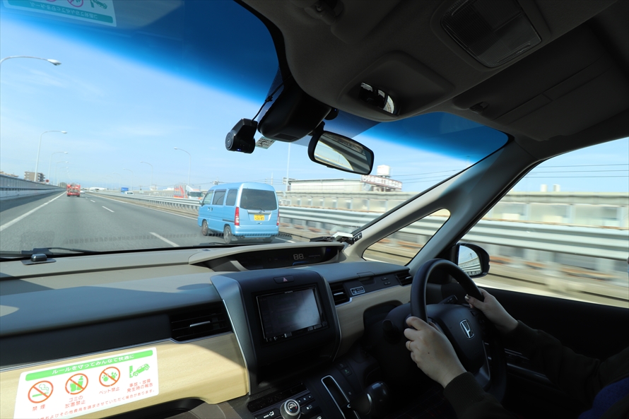 ミラーと目視で「このクルマが行ったら入ろう」と決めて加速しながら車線変更をする