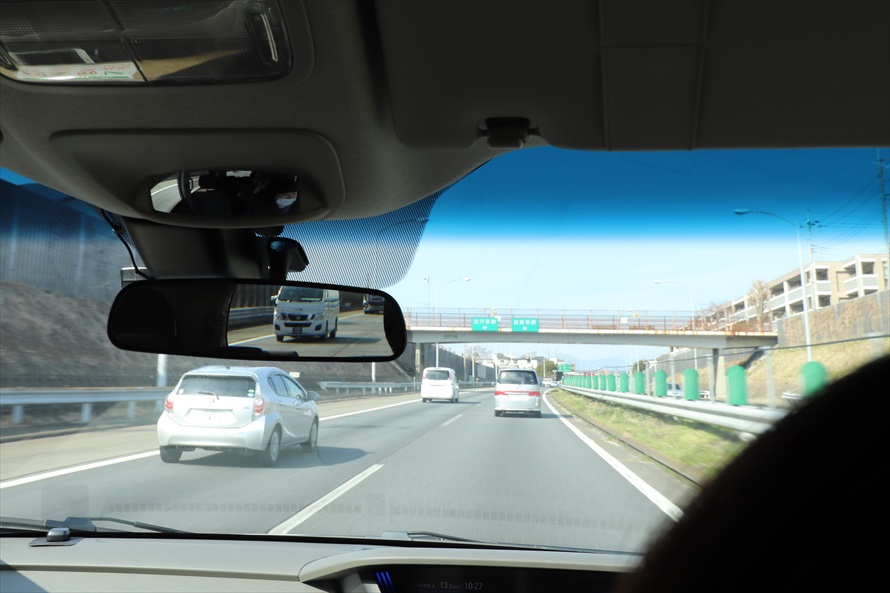 走行車線に戻るときの車線変更も要領は同じ。ルームミラーでの後方確認も忘れずに