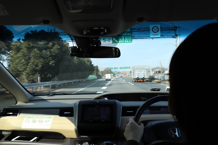ウィンカーを出し出口レーンへ。レーンに入ったらスピードを落とす
