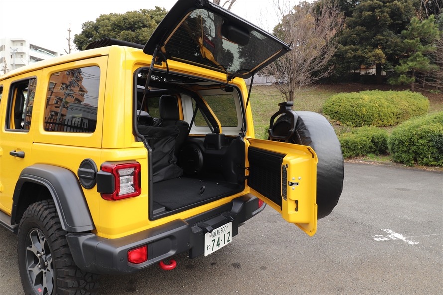 リヤゲートは、横開き+ガラスハッチ。横開きのゲートを先に開ける