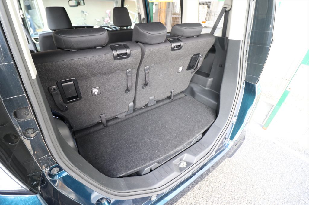 荷室は車幅が広い分だけ「N-BOX」よりゆったり