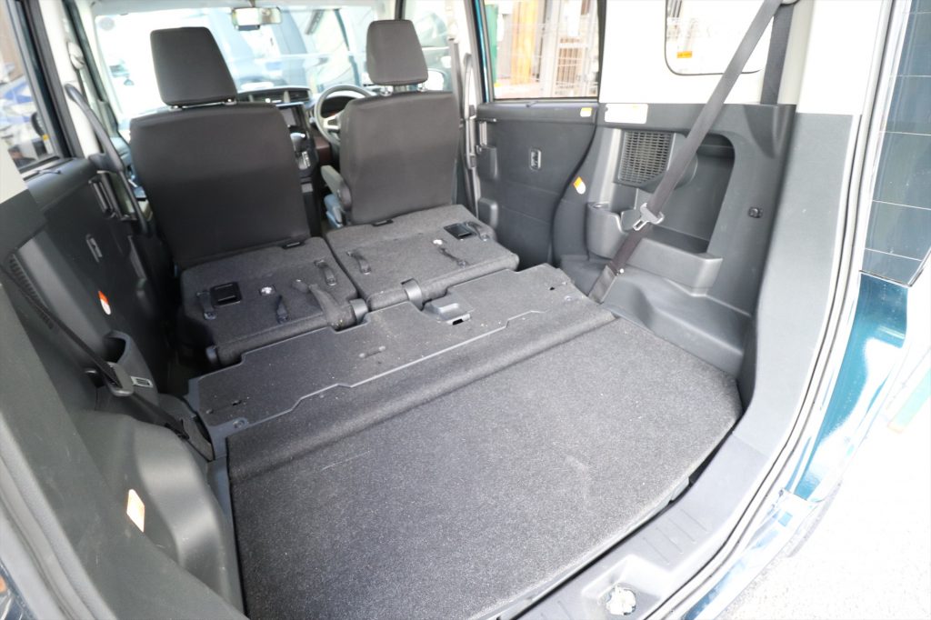 シートはフラットに折りたたむことができる。左右の出っ張りも少なく、荷物が載せやすい