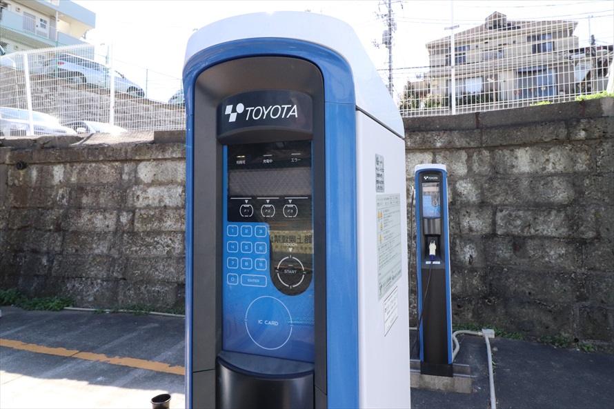 ステーションに備え付けの充電器。車内マニュアルにある暗証番号を入力すると利用できる