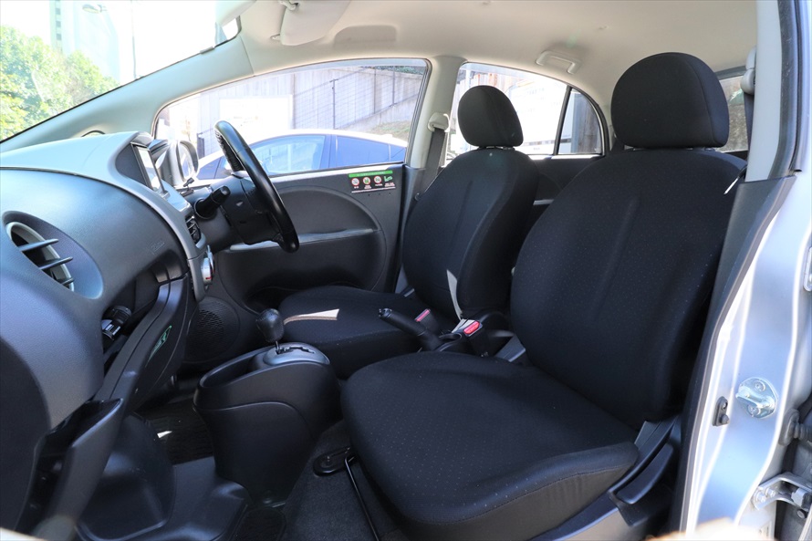 運転席/助手席シートはごく一般的な形状。フロントガラスが大きく、視界が良い