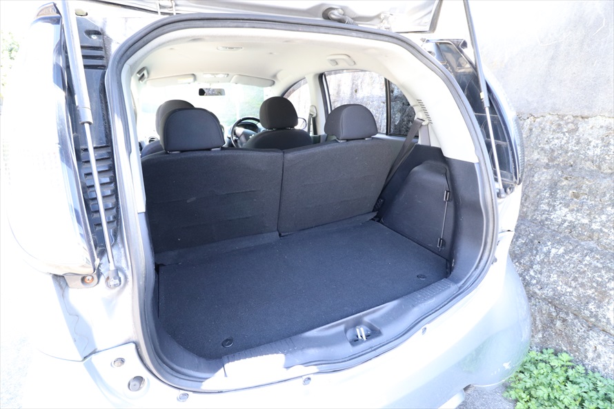 車体後部に電気モーターを搭載するため荷室はあまり広くない