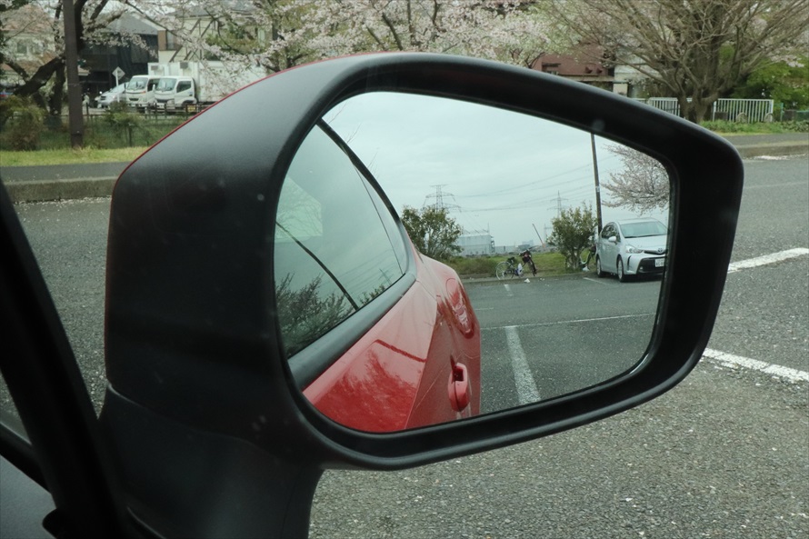 ドアミラーは上下方向に大きく、車線変更や駐車時も見やすい