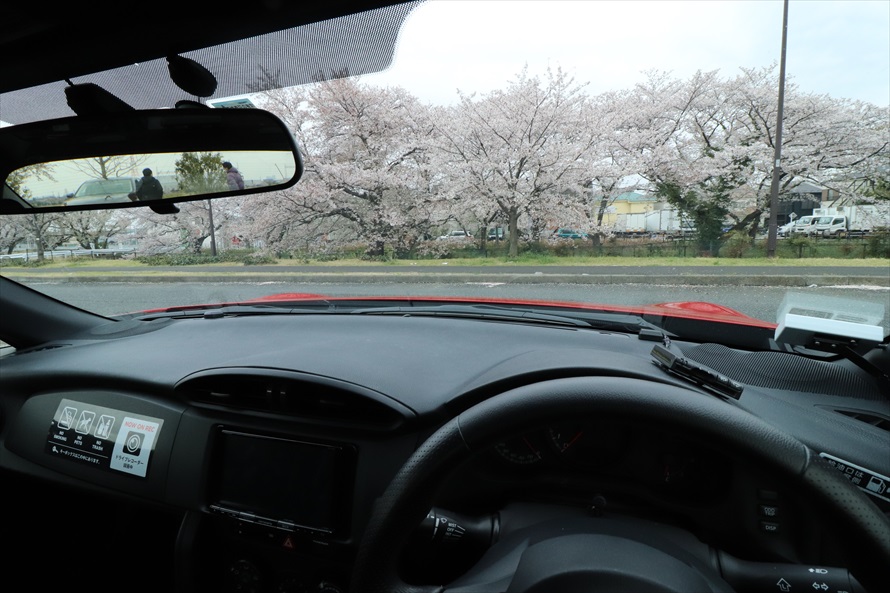 運転席からボンネットの両端が見えるため、車両感覚はつかみやすい