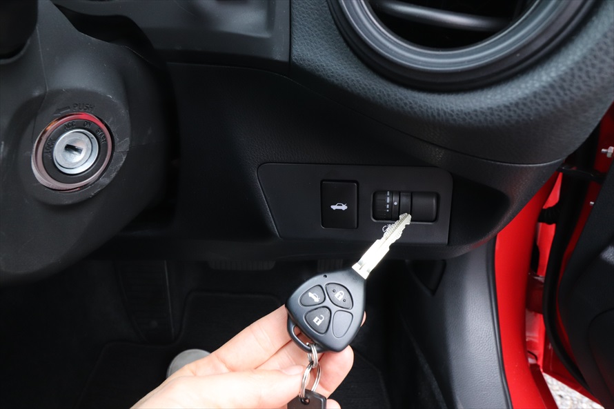 トランクは運転席の右奥にあるボタン、もしくはリモコンキーで開ける