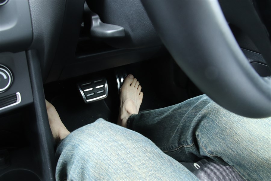 はだしで運転するのは違反になる ○か×か?