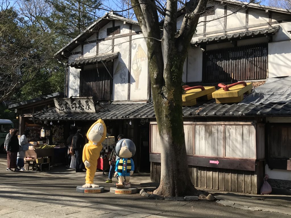 鬼太郎とねずみ男が出迎えてくれる「鬼太郎茶屋」。写真スポットとなっている 