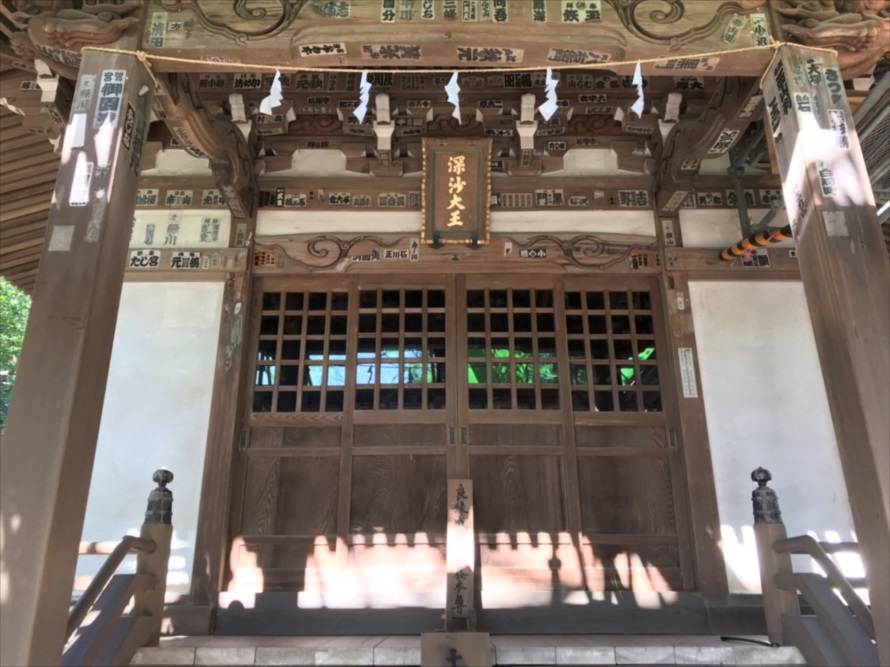 深大寺の名前の由来となった「深沙堂」。「良縁成就ご利益本尊」のお札が立てかけてある