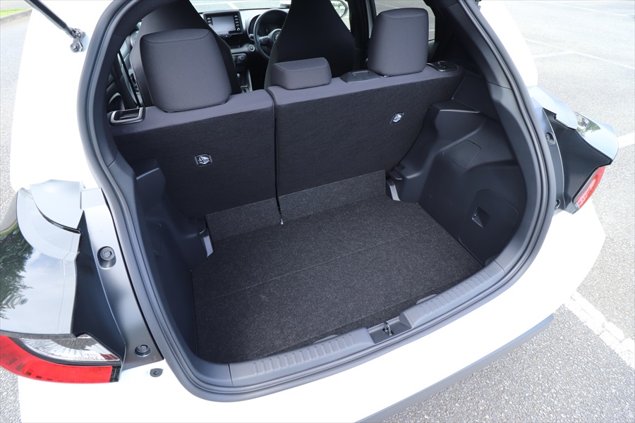 コンパクトカーだけに荷室はミニマム。リヤゲートが傾斜していることもあり高さ はあまりない