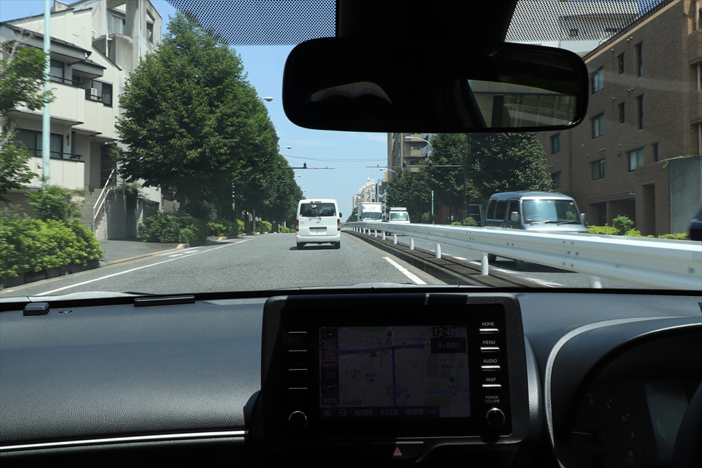 車間距離は、前のクルマが急ブレーキをしてもぶつからない距離を意識する。「あけすぎかな?」と思うぐらいでちょうどいい