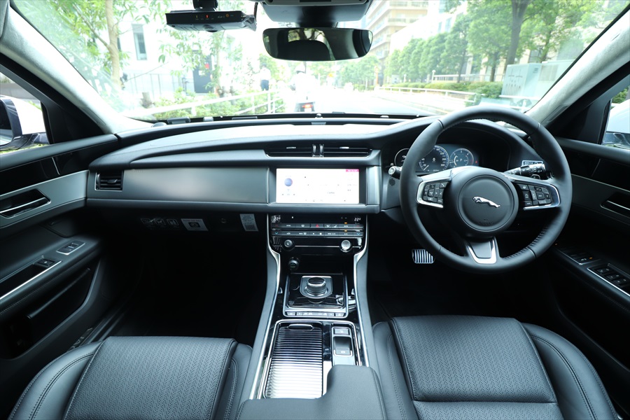 「F-TYPE」と似た雰囲気だが、よりラグジュアリーな仕立て
