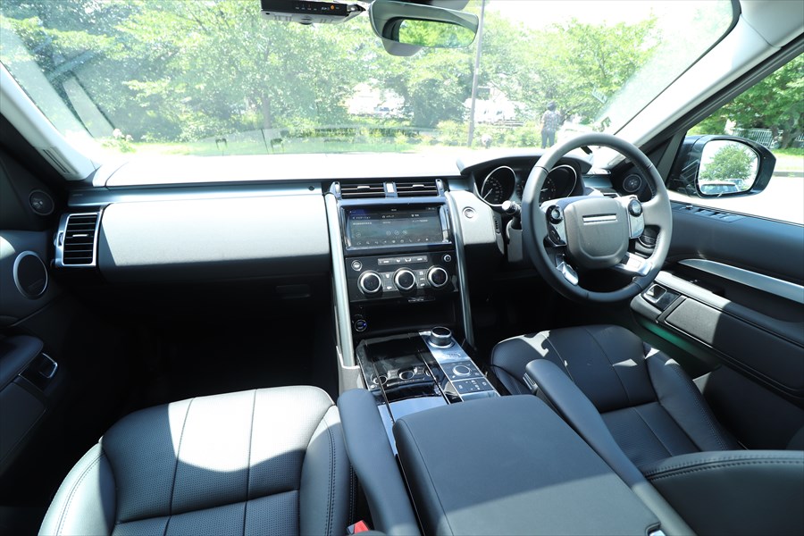 ブラックにシルバーが映えるインテリア。水平基調のデザインは車両感覚の掴みやすさにもつながっている