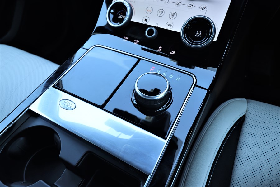 シフト操作はダイヤル式。「LAND ROVER」のロゴを押すとカップホルダーが開く