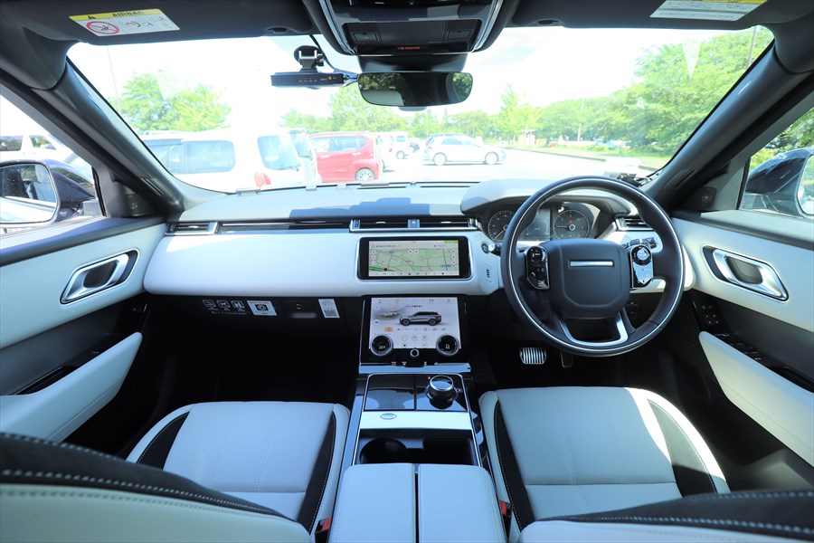 スイッチが少なく、未来的でスタイリッシュ。大きな2つのディスプレイが特徴的