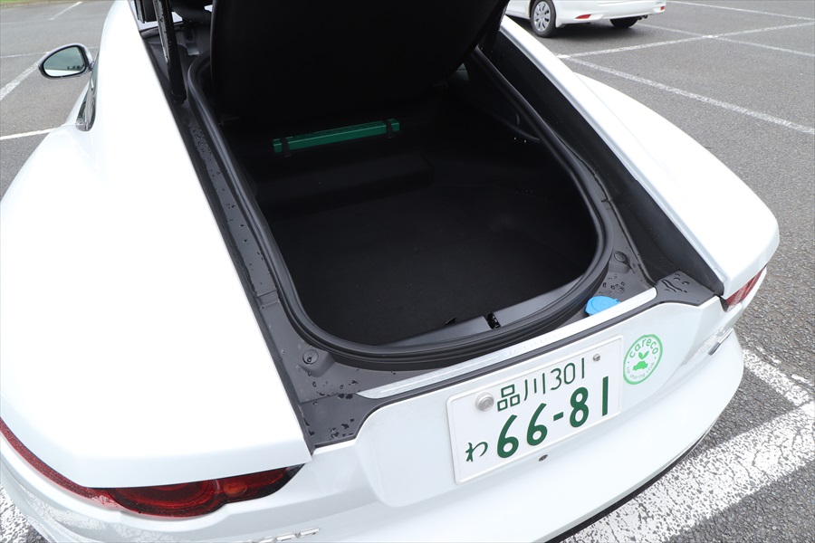 荷室は横幅が狭く、深さもないため、積めるのは手荷物程度