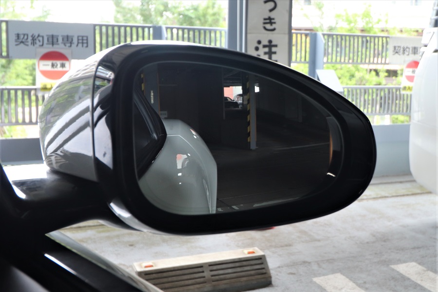 フェンダーが張り出したデザインのため、車幅感覚にも気をつける