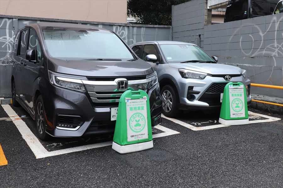  「ステップワゴン スパーダ」と並ぶとコンパクトさがよくわかる 