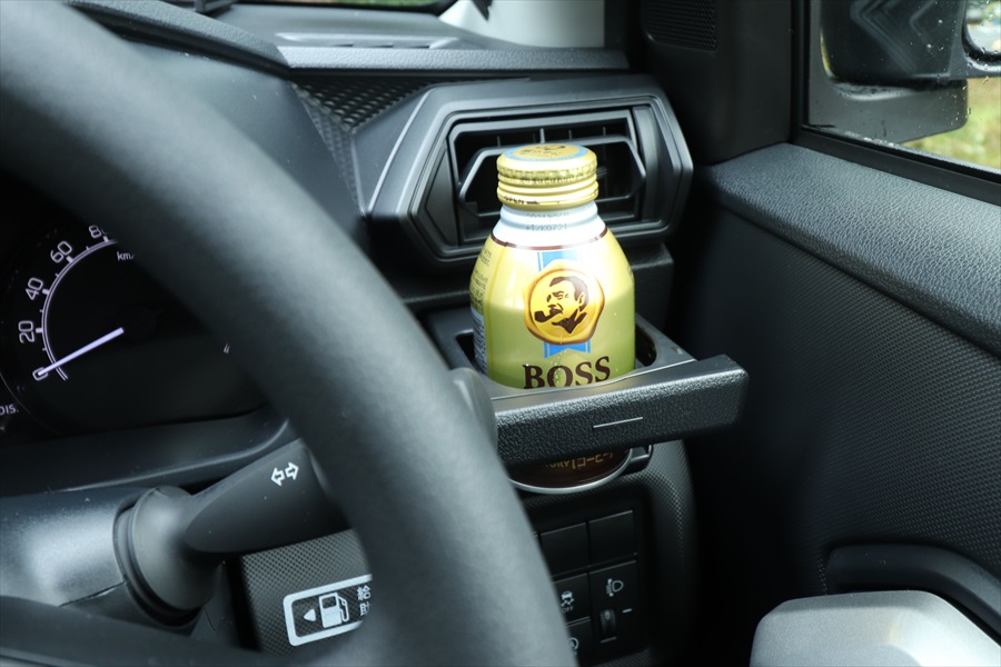  運転席と助手席のカップホルダーは、エアコンの風を当てて冷やせるようになっている 