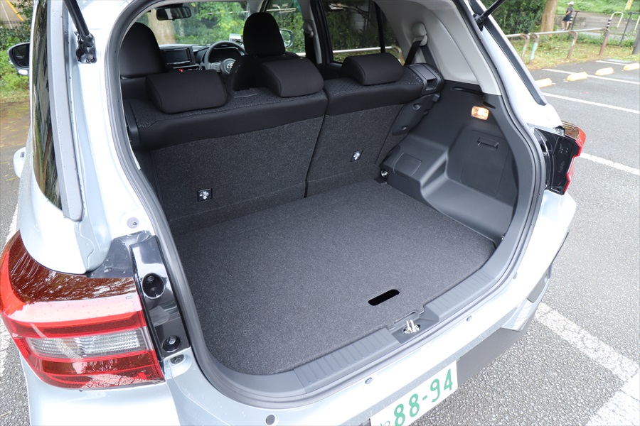  コンパクトカーとは思えない奥行きがある「ライズ」の荷室 