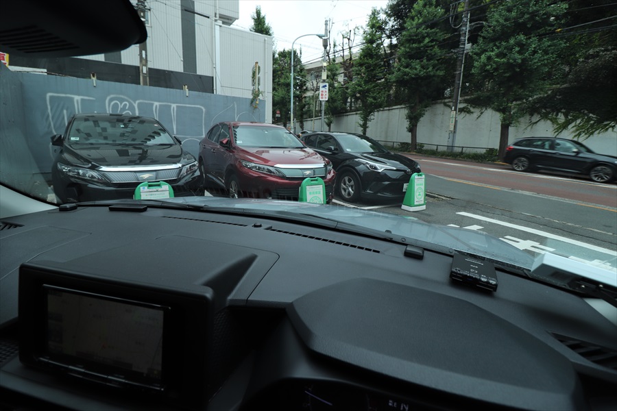  運転席からボンネットが見えるので車両感覚がつかみやすいのもいいところ 