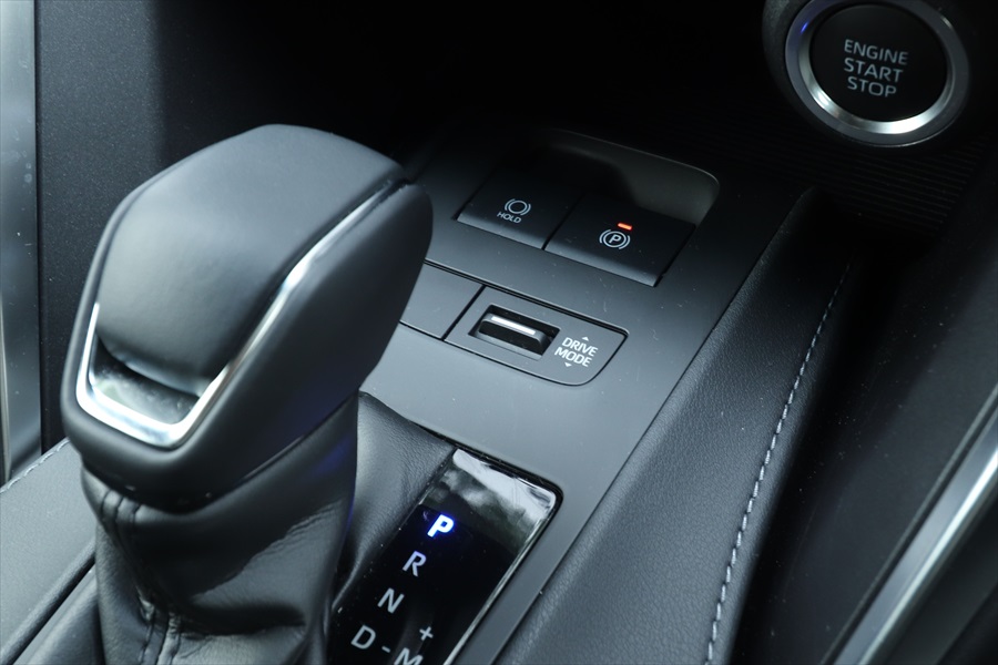 「新型ハリアー」ではシフトレバーの前方に「DRIVE MODE」のスイッチがある