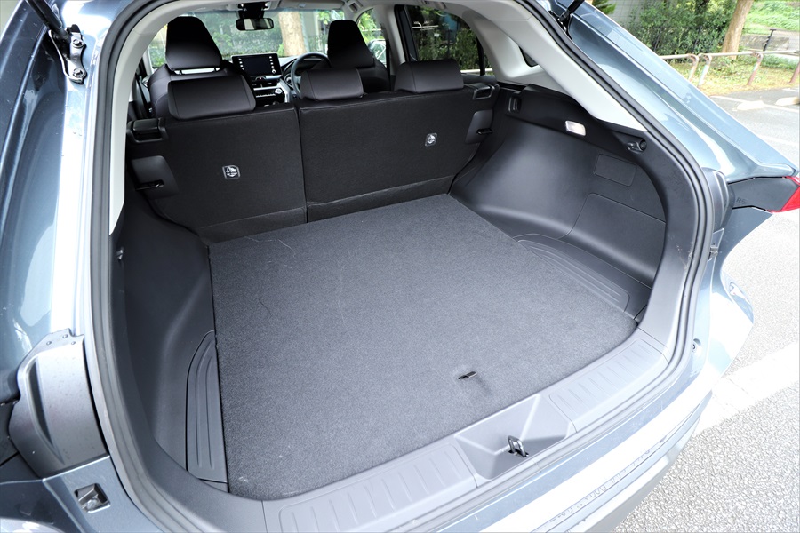「新型ハリアー」の荷室。奥行きも幅もたっぷり