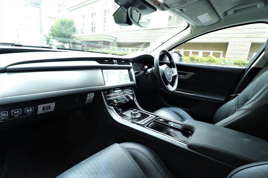  車内は、サーフキャリア付きとカラーは違うが仕様は同じ 