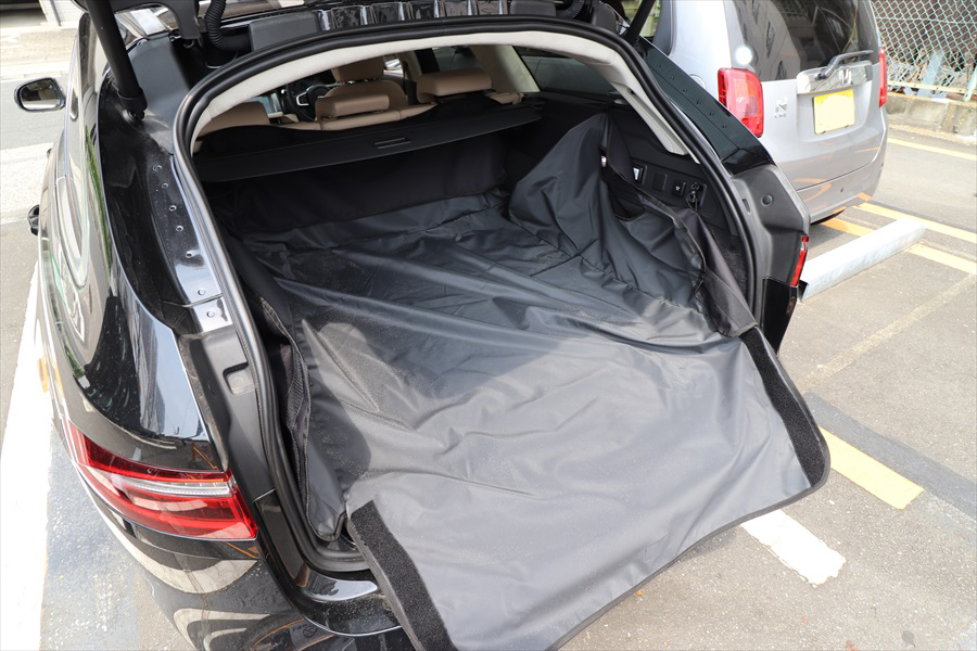 荷室にラゲッジカバーを装着しているのもアウトドア車両の特徴 