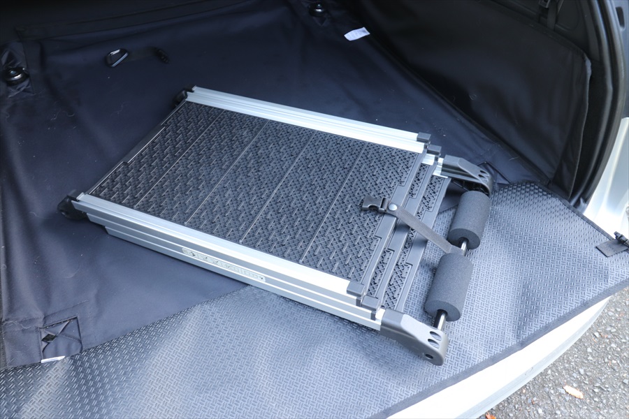  乗降用スロープはコンパクトに格納できるので、荷室内で場所を取らない 