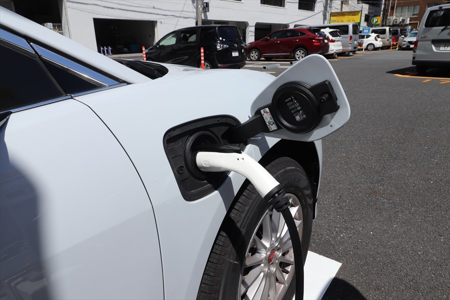  利用開始後に充電器のプラグを外す。外すときはプラグ上部のツメを押しながら引き抜く 