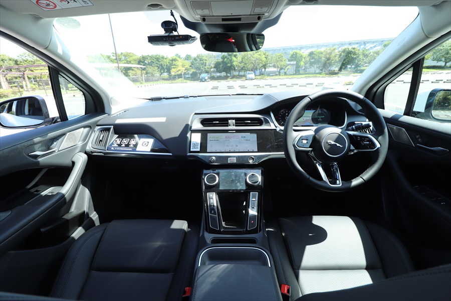  SUVらしい広々とした視界によって、車両感覚はつかみやすい。大きなドアミラーも心強い 