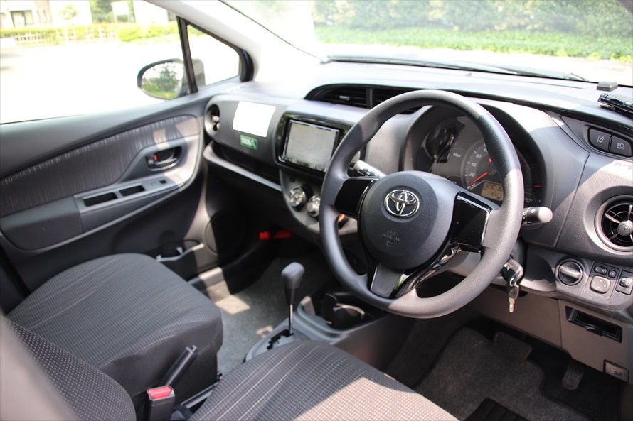 シンプルで操作しやすい運転席まわり。ハンドルは軽い力で操作できる