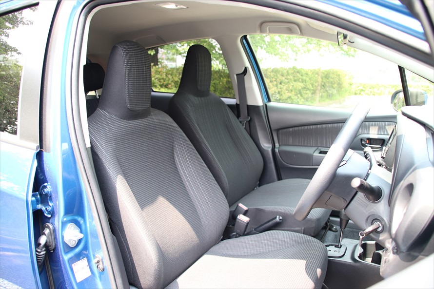 シンプルなデザインの運転席・助手席シート