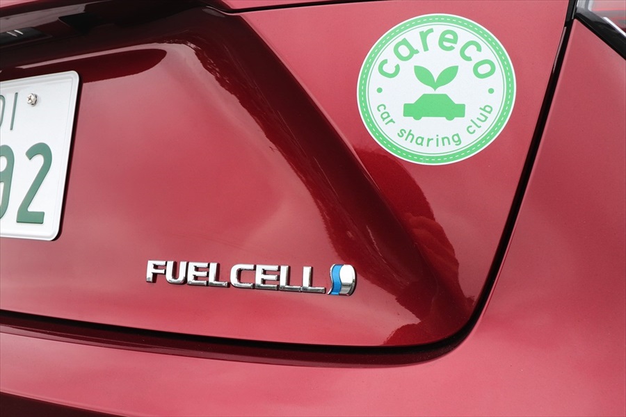 「FUEL CELL」のエンブレムがFCV(燃料電池自動車)の証