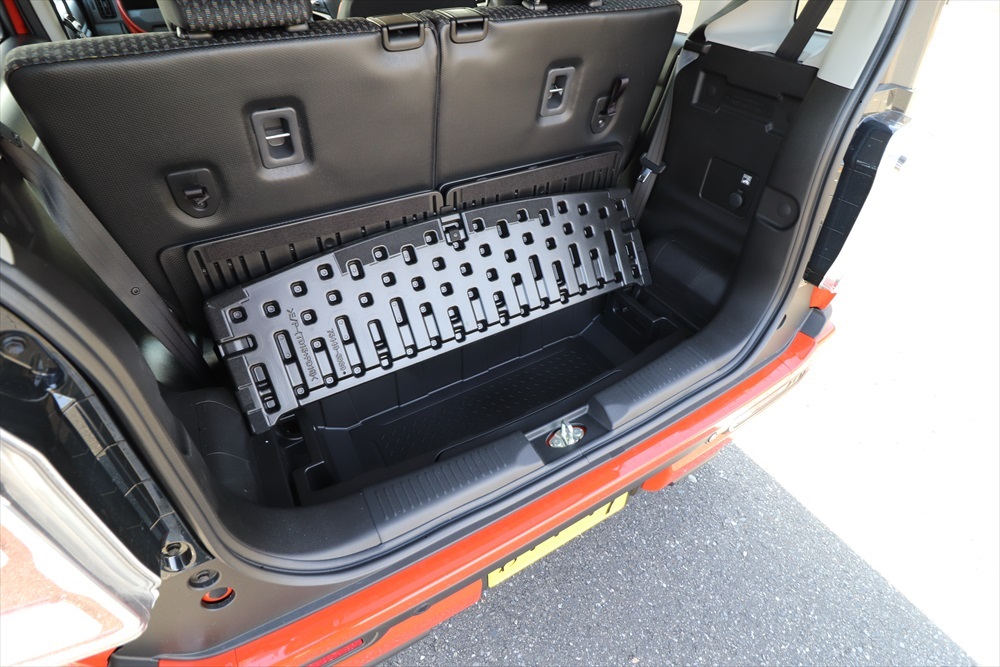 ラゲッジボードをはずせば、B型ベビーカーを立てた状態で収納することも可能