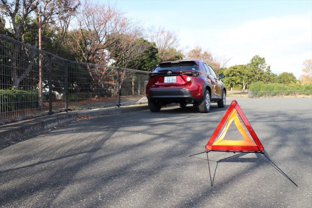 高速道路ではクルマの50mほど後方に設置する(写真はイメージ)