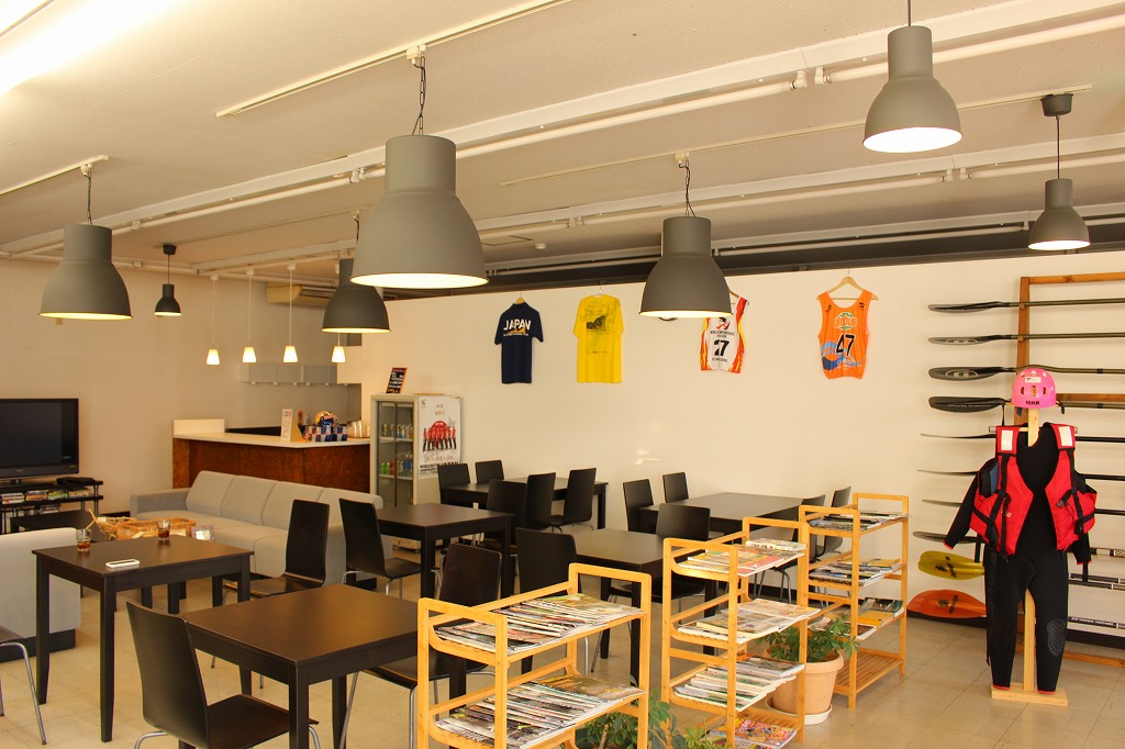 店内カフェは一般の方も利用可能。人気の青梅バーガーや店長こだわりのコーヒーがいただける