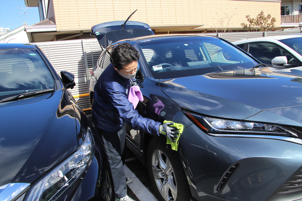 汚れが少ないときはその場で清掃。汚れがひどいときは洗車機も併用する