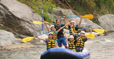 都心での疲れが吹き飛ぶ！美しい自然あふれる長瀞でラフティング体験