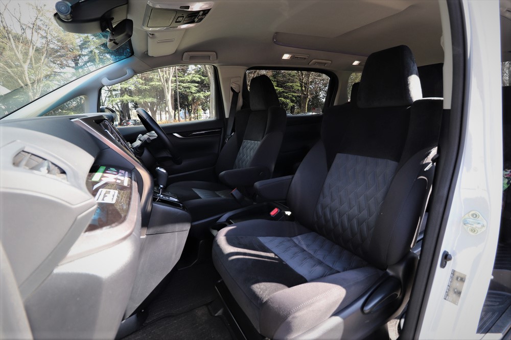 運転席と助手席の間も広くとられており、シートもサイズがゆったりしていて快適