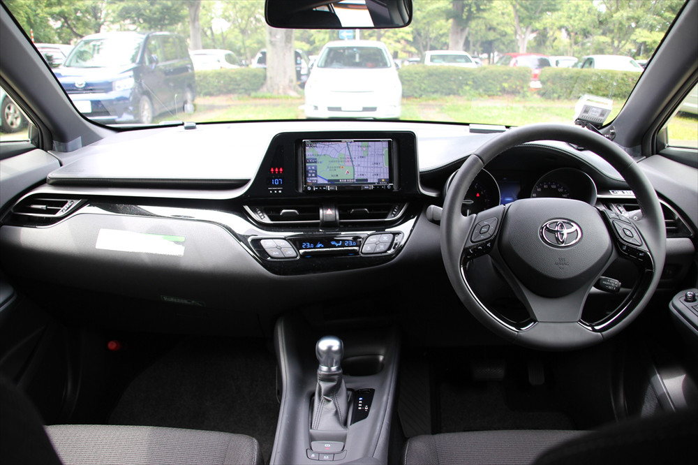 インストルメントパネルは運転中に操作しやすいように、運転席側に向いている
