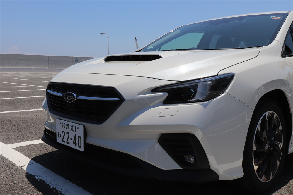  ボンネット上の吸入口はスバルのターボ車を象徴する伝統的な形状 