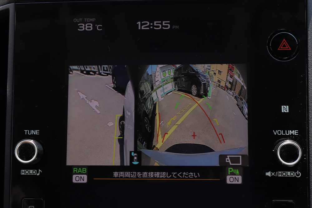 さらにバックモニターとサイドモニターが駐車時の視界をアシストしてくれる