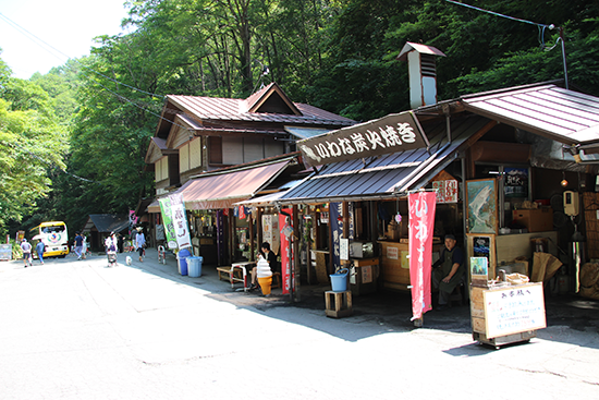 この看板の並びにクルマを停められる（無料）