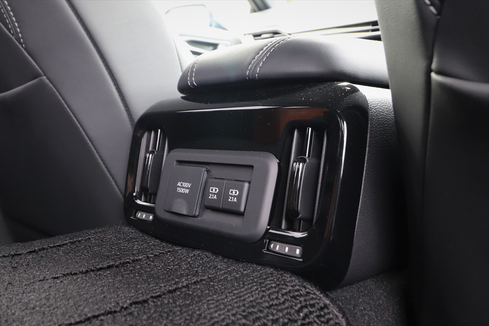  電気で走るクルマらしく、後席と荷室には1500Wのコンセントがある 