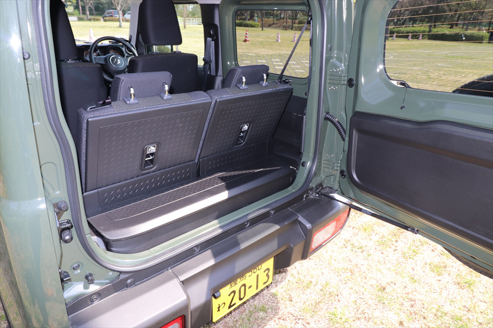 防汚素材の荷室は奥行きがほとんどないため、荷物を乗せるときはシートを倒すことになる